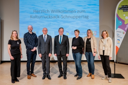 Geballte Kulturpower – (v.l.) Kulturrucksack-Koordinatorin Stadt Paderborn, Susanne Kirchner, Kulturamtsleiter der Stadt Paderborn Maximilian Zindel, der stellv. Landrat Hans-Bernd Janzen, Bürgermeister Michael Dreier, Irmgard Rothkirch vom HNF, Kulturrucksack-Koordinatorin Kreis Paderborn, Awelina Lintermanns, und Kulturamtsleiterin des Kreises Paderborn, Kirsten John-Stucke